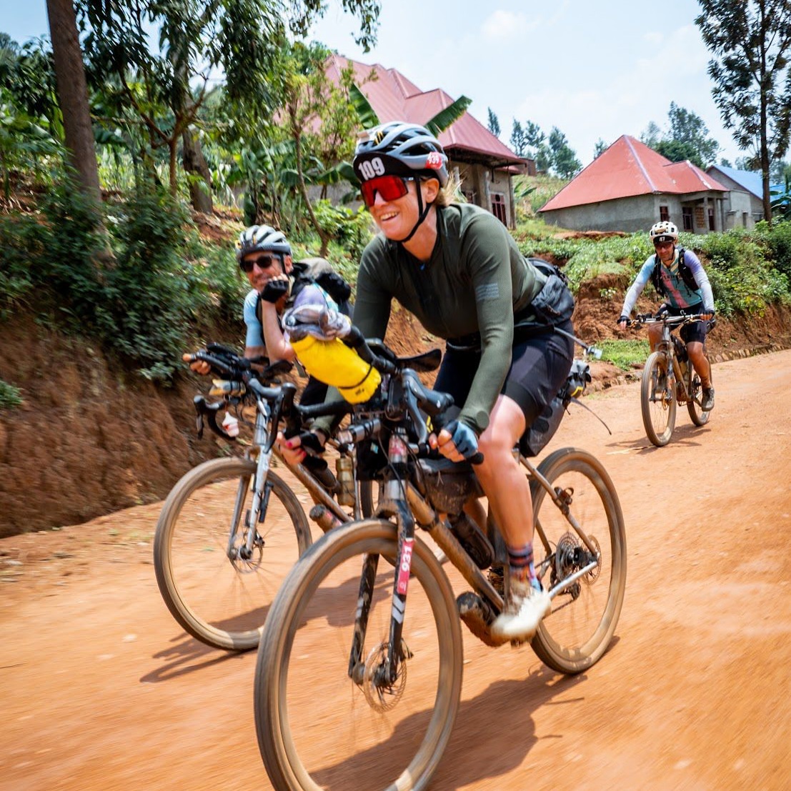 Aline Sievener, porteuse du projet et guide principale de L’Embardée, à vélo.